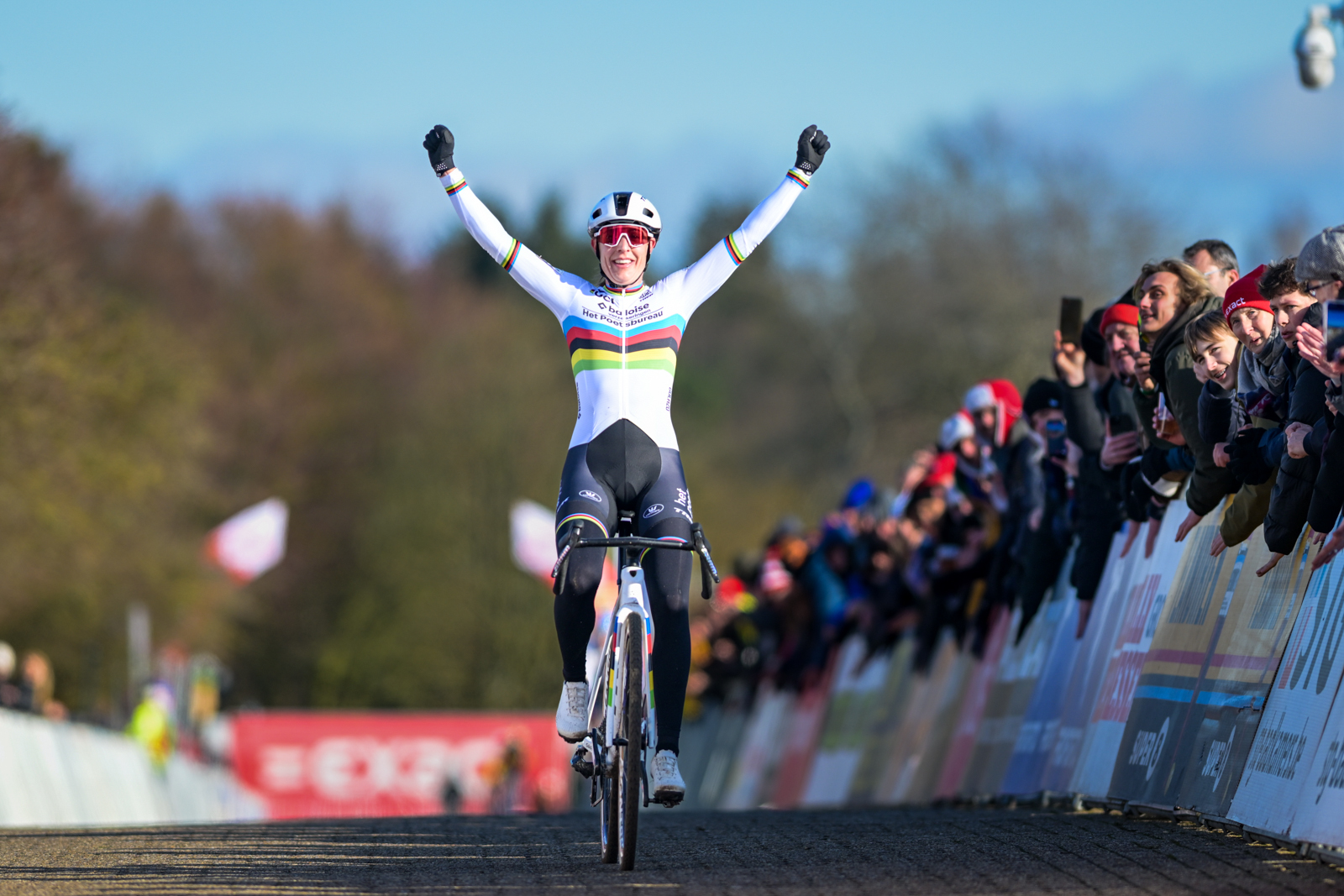 Veldrijder die zijn overwinning viert